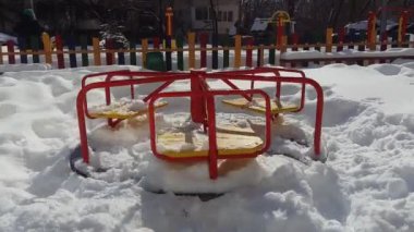 Atlıkarınca içinde belgili tanımlık kar. Çocuk Bahçesi konut kışın avlusunda.