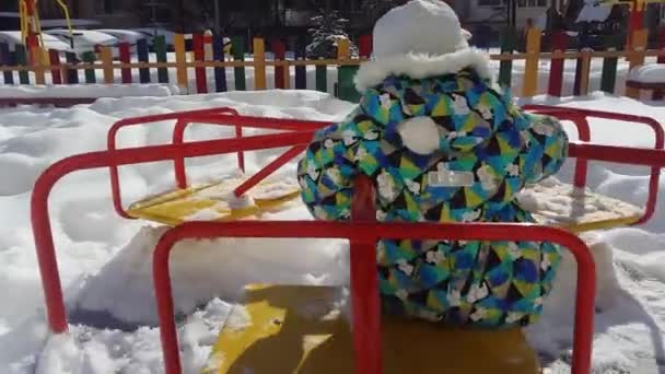 Criança Monta Carrossel Inverno Parque Infantil Neve — Vídeo de Stock