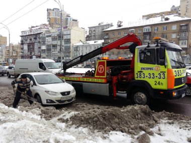 Kiev, 6 Mart 2018, Ukrayna. Davetsiz misafir'ın arabayı almaya trafik polis memuru sokakta çekici. Çekici kamyon araba çekici için kurallar park yeri tecavüzcü, yükleme