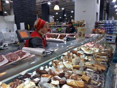 Kiev, 6 Mart 2018, Ukrayna. Alıcılar Kiev süpermarketlerde birinde et ürünleri satın