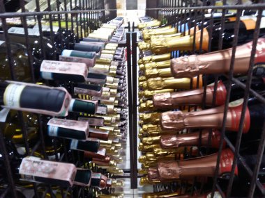 Mahzende şampanya ve şarap şişeleri