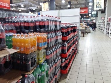 Kiev, Mart 6, 2018, Ukrayna. Süpermarkette karbonlu su ile şişeler
