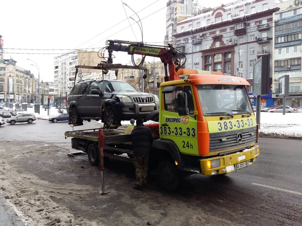 Kiev, maart 6, 2018, Oekraïne. Verkeer politieagenten op straat te halen naar de indringer auto op sleepwagen. Tow vrachtwagen auto van schender van het parkeren van de regels voor het trekken van de vrachtwagen laden — Stockfoto