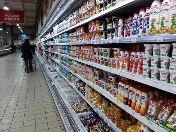 Киев, 6 марта 2018 года, Украина. Покупатели в одном из супермаркетов Киева покупают молочные продукты — стоковое фото