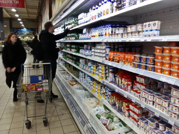 Kiev, 6 de março de 2018, Ucrânia. Compradores em um dos supermercados em Kiev compram produtos lácteos — Fotografia de Stock