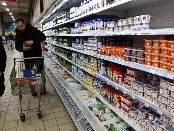 Kyjev, 6. března 2018, Ukrajina. Kupující v jednom ze supermarketů v Kyjevě koupit mléčné výrobky — Stock fotografie