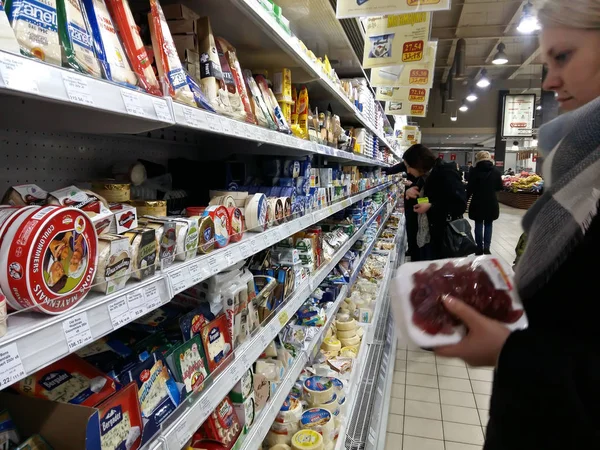 Kijów, 6 marca 2018, Ukraina. Nabywcy w jednym z supermarketów w Kijowie kupić ser — Zdjęcie stockowe