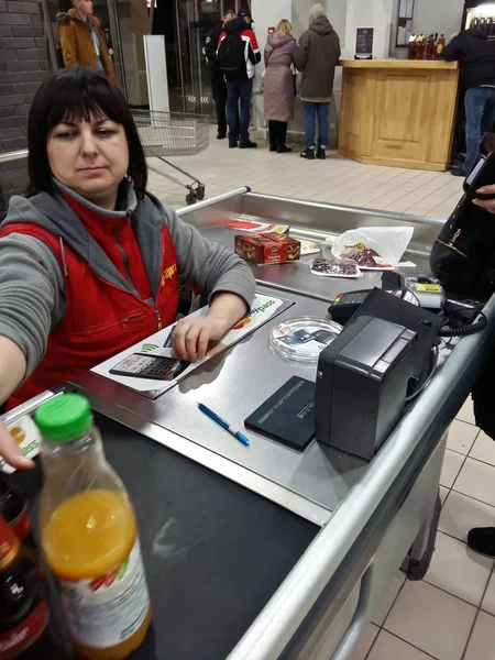 Kiev, 6 de março de 2018, Ucrânia. O caixa da loja. O quê? A menina é calculada para os bens por cartão de crédito — Fotografia de Stock