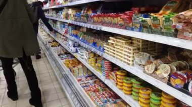 Kiev, 6 Mart 2018, Ukrayna. Alıcılar Kiev süpermarketlerde birinde peynir satın.