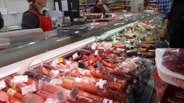 Kiev, 6 Mart 2018, Ukrayna. Alıcılar Kiev süpermarketlerde birinde et ürünleri satın.