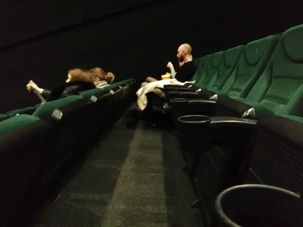 Cómodos asientos azules en la sala de cine vacía — Foto de Stock