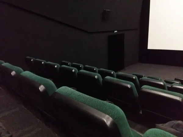 Cómodos asientos azules en la sala de cine vacía — Foto de Stock
