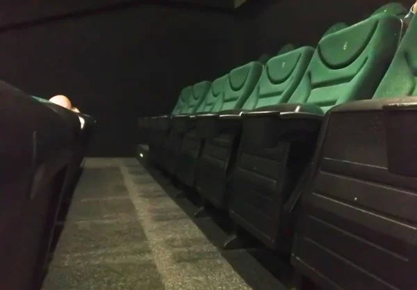 Assentos azuis confortáveis em sala de cinema vazia — Fotografia de Stock