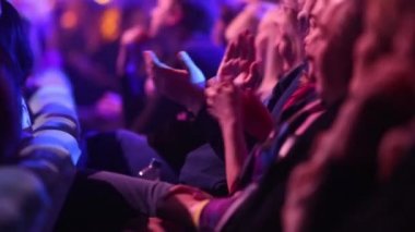 Kiev, 13 Mart 2018, Ukrayna. Seyirci salonunda bir konser bir konser salonları Kiev dikkat et. Performans ve gülmek insanlar konser salonunda izle.