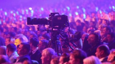 Kiev, 13 Mart 2018, Ukrayna. Kameraman bir konser kaydeder. Tam izleyici Oda konferans salonları şehrin birinde. Kameraman ile fotoğraf makinesi konserinde sahnede.