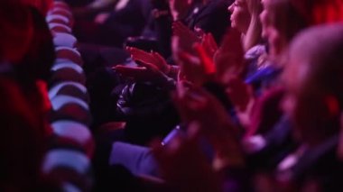 Kiev, 13 Mart 2018, Ukrayna. Seyirci salonunda bir konser bir konser salonları Kiev dikkat et. Performans ve gülmek insanlar konser salonunda izle.