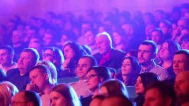 Kiev, 13 Mart 2018, Ukrayna. Seyirci salonunda bir konser bir konser salonları Kiev dikkat et. Performans ve gülmek insanlar konser salonunda izle.