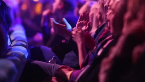 2018年3月13日 乌克兰 大厅的观众在基辅的一个音乐厅里观看音乐会 音乐厅里的人们观看演出和大笑 — 图库视频影像