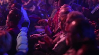 Kiev, 13 Mart 2018, Ukrayna. Seyirci salonunda bir konser bir konser salonları Kiev dikkat et. Performans ve gülmek insanlar konser salonunda izle.