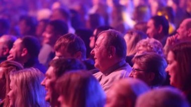 Kiev, 13 Mart 2018, Ukrayna. Seyirci salonunda bir konser bir konser salonları Kiev dikkat et. Performans ve gülmek insanlar konser salonunda izle.