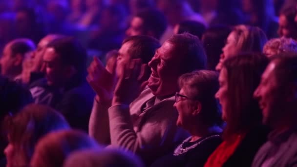 2018 キエフ 場内の観客は キエフのコンサート ホールの つのコンサートを鑑賞します コンサート ホールでパフォーマンスと笑いを観る — ストック動画