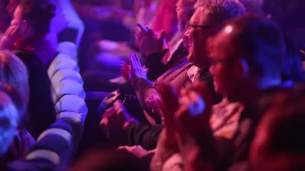 2018年3月13日 乌克兰 大厅的观众在基辅的一个音乐厅里观看音乐会 音乐厅里的人们观看演出和大笑 — 图库视频影像