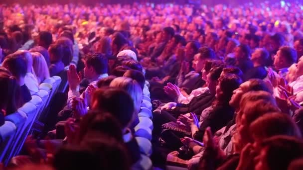 2018 キエフ 場内の観客は キエフのコンサート ホールの つのコンサートを鑑賞します コンサート ホールでパフォーマンスと笑いを観る — ストック動画