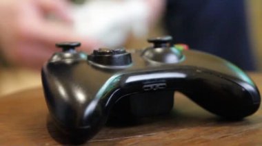 Adam bir joystick ile bilgisayar oyunu oynamak.