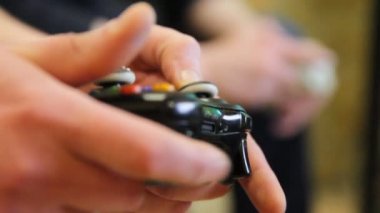 Adam bir joystick ile bilgisayar oyunu oynamak.