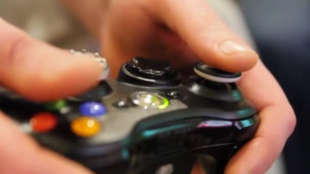 Adam Bir Joystick Ile Bilgisayar Oyunu Oynamak — Stok video