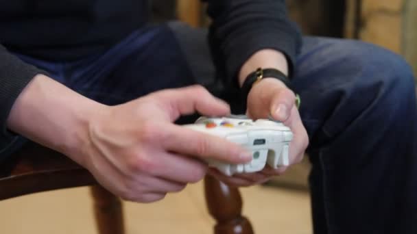 Homem Jogando Videogame Com Joystick — Vídeo de Stock