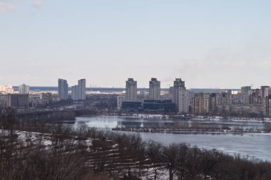 Kiev, 24 Mart 2018, Ukrayna. Şehir ve gayrimenkul kış Nehri buz görünümü
