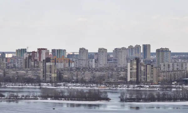 Kijów, 24 marca 2018, Ukraina. Widok na miasto i nieruchomości przez rzekę Zima w lodzie — Zdjęcie stockowe