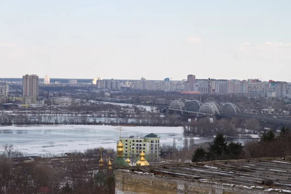 Kijów, 24 marca 2018, Ukraina. Widok na miasto i nieruchomości przez rzekę Zima w lodzie — Zdjęcie stockowe