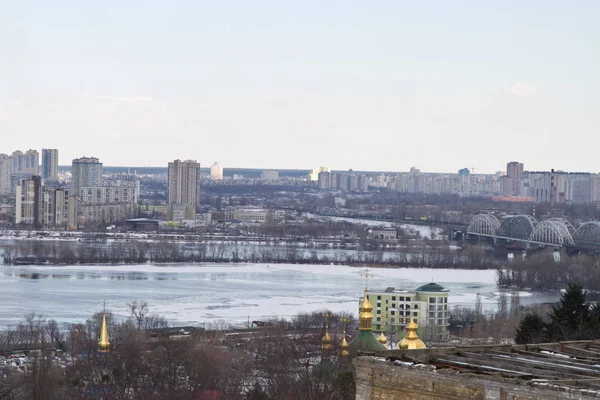 Kiev, 24 Mart 2018, Ukrayna. Şehir ve gayrimenkul kış Nehri buz görünümü — Stok fotoğraf