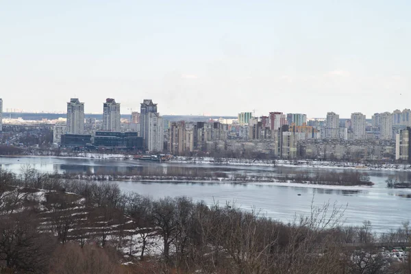 Κίεβο, 24 Μαρτίου 2018, Ουκρανία. Θέα της πόλης και ακίνητων περιουσιών μέσα από το ποτάμι του χειμώνα στον πάγο — Φωτογραφία Αρχείου