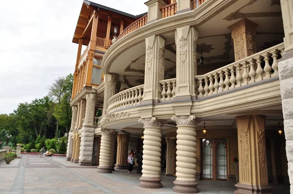 Kiev, 24 augustus 2014. Residentie van de President van Oekraïne Viktor Janoekovitsj in Mezhyhiria. — Stockfoto