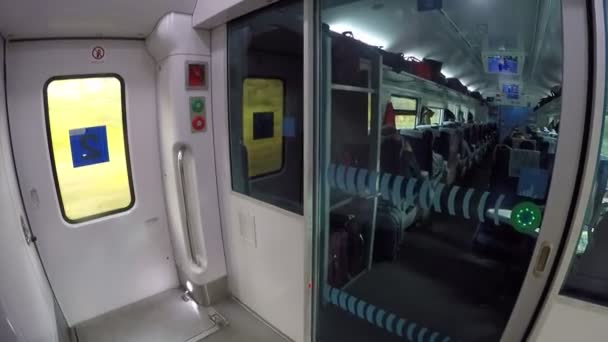 Mensen reizen in de trein in hoge snelheid. Kiev, Oekraïne, 16 oktober 2017. Scène in de trein gaan in hoge snelheid met veel mensen — Stockvideo