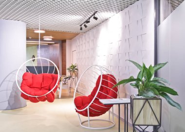 İş merkezinin modern ofis personel dinlenme odasında iç. Yuvarlak sandalye-salıncaklar dinlenme.