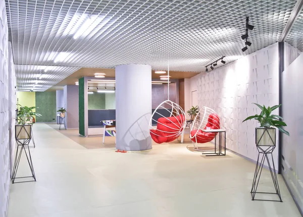 Innenraum des Ruheraums für die Mitarbeiter im modernen Büro des Business Centers. Runde Stuhlschaukel zum Ausruhen. — Stockfoto