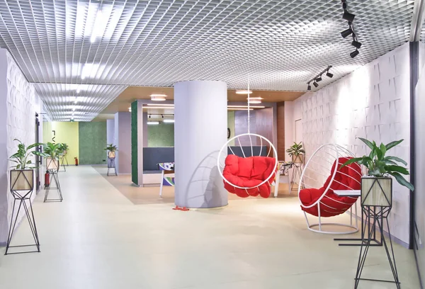 Interior de la sala de descanso del personal en la moderna oficina del centro de negocios. Silla redonda-oscilación para el descanso . —  Fotos de Stock