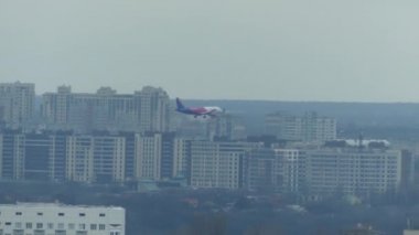 Kyiv, 2 Nisan 2018, Ukrayna. Kiev Havaalanı'nda uçak iniş.