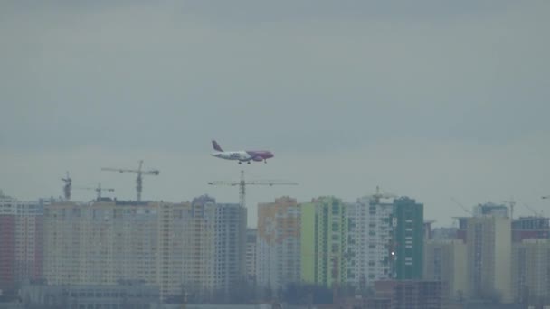 Kyiv, 2018. április 2., Ukrajna. Leszállás a repülőgép a repülőtér Kiev. — Stock videók
