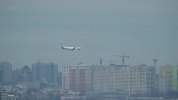 2018 年 4 月 2 日、キエフ ウクライナ。キエフの空港で着陸機. — ストック動画