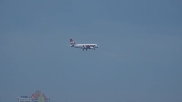 Kiev, 2 April 2018, Ukraina. Landning flygplan på flygplatsen i Kiev. — Stockvideo
