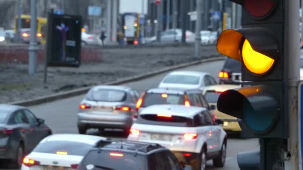 Close up urban city traffic light changing to green from red signal cars to proceed across intersection. — Stock Video