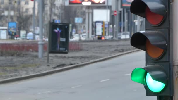 Close-up van stedelijke stad verkeerslicht wisseling voor groene vanuit rood signaal auto's te gaan over kruispunt. — Stockvideo