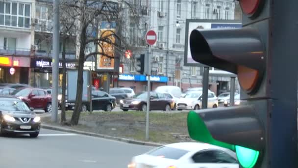 Close up urban city traffic light changing to green from red signal cars to proceed across intersection. — Stock Video