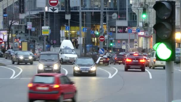 Kiev Abril 2018 Ucrânia Semáforo Regula Tráfego Rua Kiev Carros — Vídeo de Stock