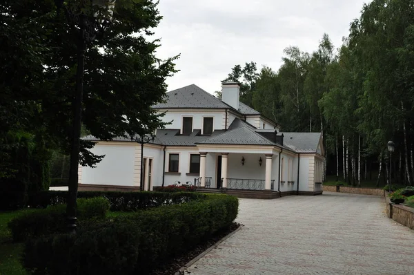 Kiev, August 24, 2014. Residence of the President of Ukraine Viktor Yanukovych in Mezhyhiria. — Stock Photo, Image